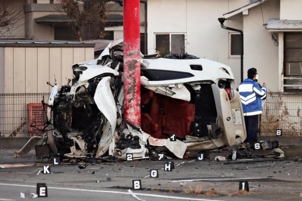 【山梨】道路脇の看板の支柱に衝突、乗用車の２４歳男性死亡…同乗の会社員も両足骨折など重傷　甲府
