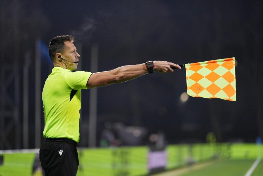 【サッカー】オフサイドルールに変更の可能性…完全に飛び出さなければセーフ？　ヴェンゲル氏提唱の新案が来年審議へ