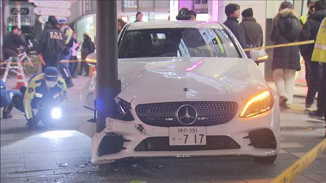 新宿駅近くで車が歩道に突っ込む　複数人が病院搬送