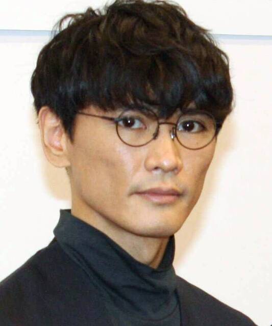 【紅白】サカナクション、スクールメイツ風のダンサーを従え「新宝島」届ける、「怪獣」も熱唱