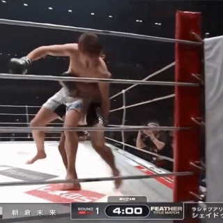 【悲報】朝倉未来、リング端に逃げようとするも連れ戻されてしまう…