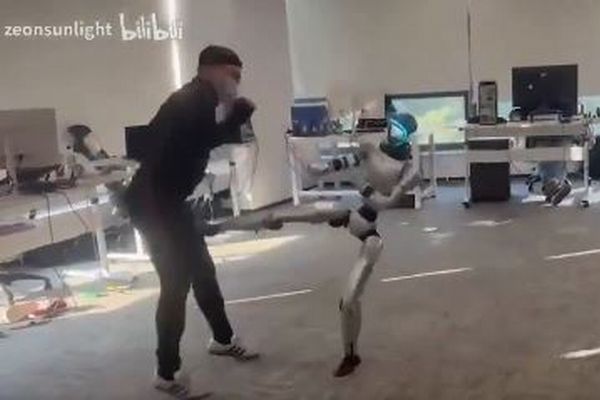 ロボットに自分の動きを真似させた男性、股間を蹴られて悶絶
