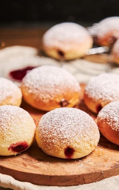 ベトナム人は縁起の良い料理に興奮しながらヨーロッパで新年を祝います。