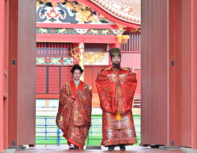 琉球国王・王妃「出御」に観光客「一つの国があったこと感じた」　復興進む首里城で「新春の宴」…沖縄タイムス