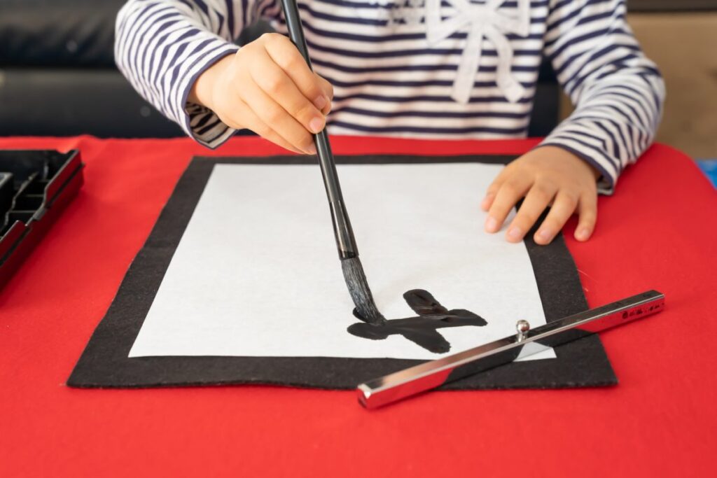 【令和の学校】小学生の「書き初め」レベルが明らかに低下中。自由すぎる書き順や正しく書けない子が急増した背景にタブレット学習