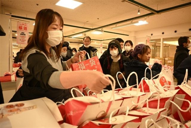 【大谷翔平観戦ツアー９０万円の福袋】小倉井筒屋の初売りに開店前から３０００人が列