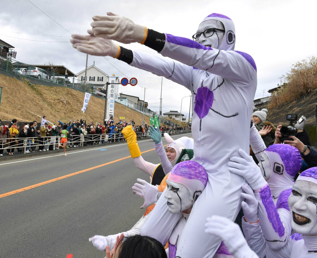 箱根駅伝沿道に恒例フリーザ軍団が降臨も異変「ピッコロさんがいるぅぅ！」新加入の存在に驚き　人気根強く「フリーザ様軍団ＶＳ映したくない日テレ」「今年は割と映ってる」