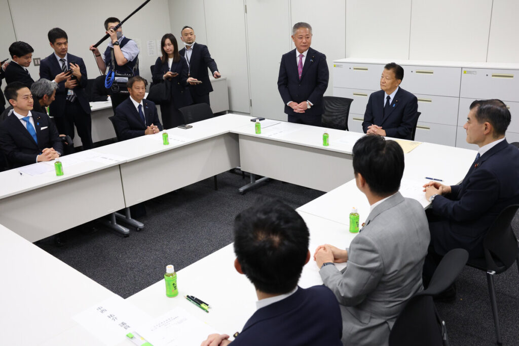 【時事通信】自維政権、遠のく改憲　９条で隔たり、公明冷ややか