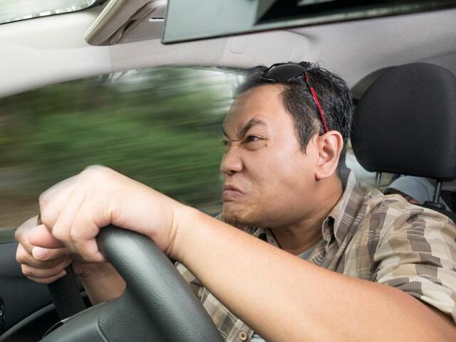 追い越し車線で右ウィンカーは「あおり運転」？