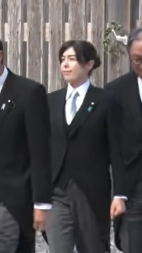 【御幌が何度も上がって】高市内閣が参拝すると、御幌が何度も上がって…。これは参拝者を神様が歓迎しているという意味。なんと小野田紀美大臣は男装の麗人に…