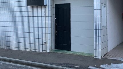 【北海道】救急車呼ばず長時間放置か…常連客が死亡　函館の飲食店マスター逮捕　朝に来店し閉店後まで床に倒れたままだったか