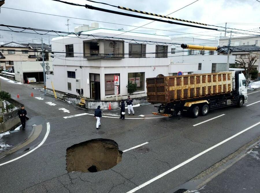 新潟市東区で道路陥没　直径約５メートル、付近は通行止めに下水道使用自粛要請も