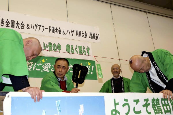 ツルッとしてパコッとしたら負け、はげ頭日本一決める吸盤綱引き…青森・鶴田で