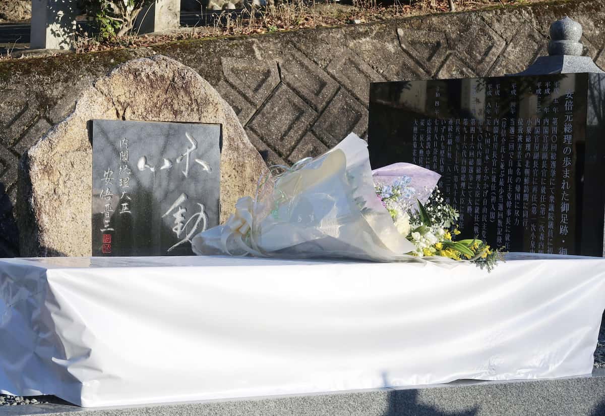 高市首相、就任後初の「お国入り」安倍氏の慰霊碑に献花　衆院解散・総選挙は沈黙