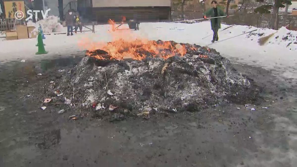 「ひざは溶けてどろどろ」しめ飾り投げ入れようと…どんど焼きの火が高齢の参拝客に　函館・湯倉神社