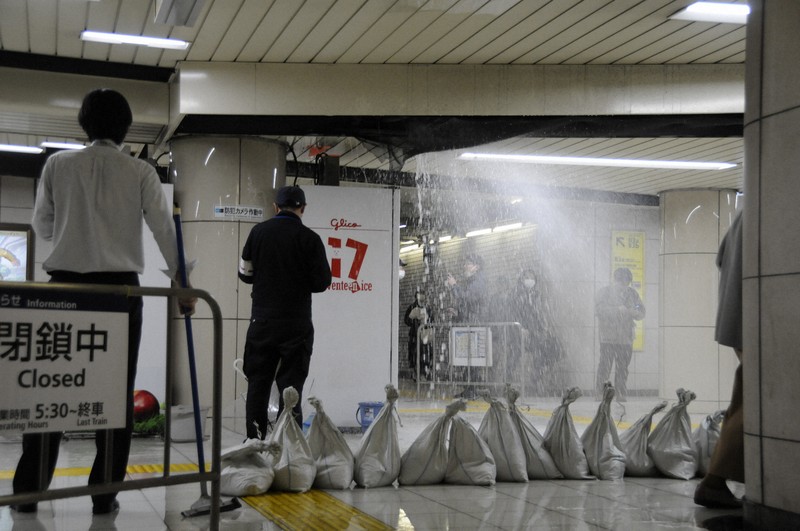 【東京メトロ】霞ケ関駅で「ザー」　天井から水が噴き出す　給水管破損か
