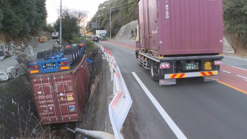 「横転した」運転手が通報　トレーラーが川へ転落　東広島市