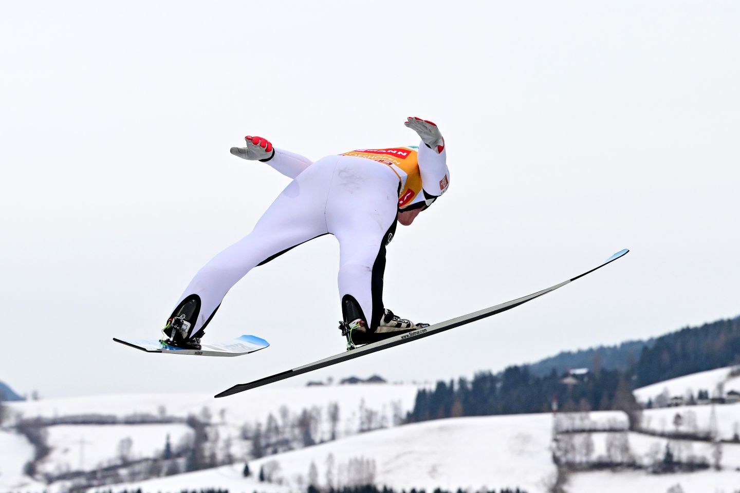 スキージャンプのスーツ規制がさらに厳格化！ 有利さ得るために局部へのヒアルロン酸注射をする違反事例も　海外報道