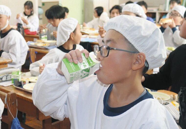 学校給食の牛乳はパックからゴクゴクが当たり前　広がる直飲み、｢脱ストロー｣で学校や業者のメリットは？：東京新聞
