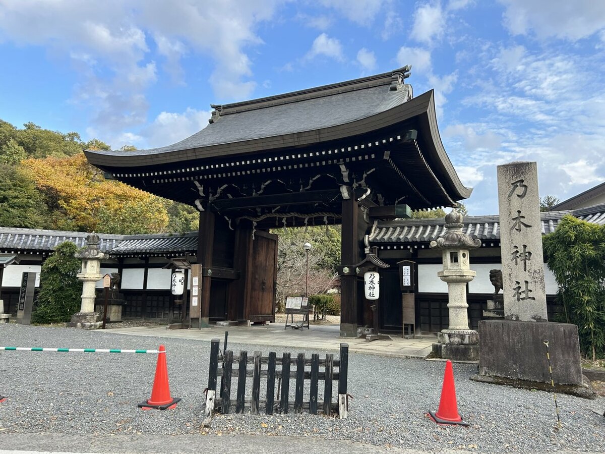 陸軍大将を祀る京都の乃木神社、戦没者慰霊碑を「異例」の撤去　遺族「はらわた煮えくり返る」