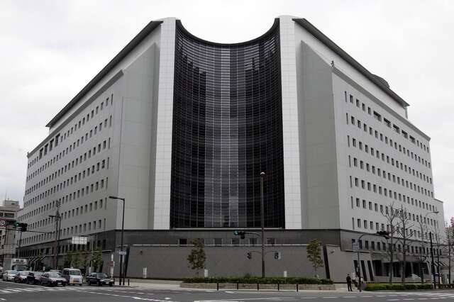 大阪のダーツバー、無許可で女性に接待　経営者の男ら逮捕　「ぼったくり」と通報相次ぐ