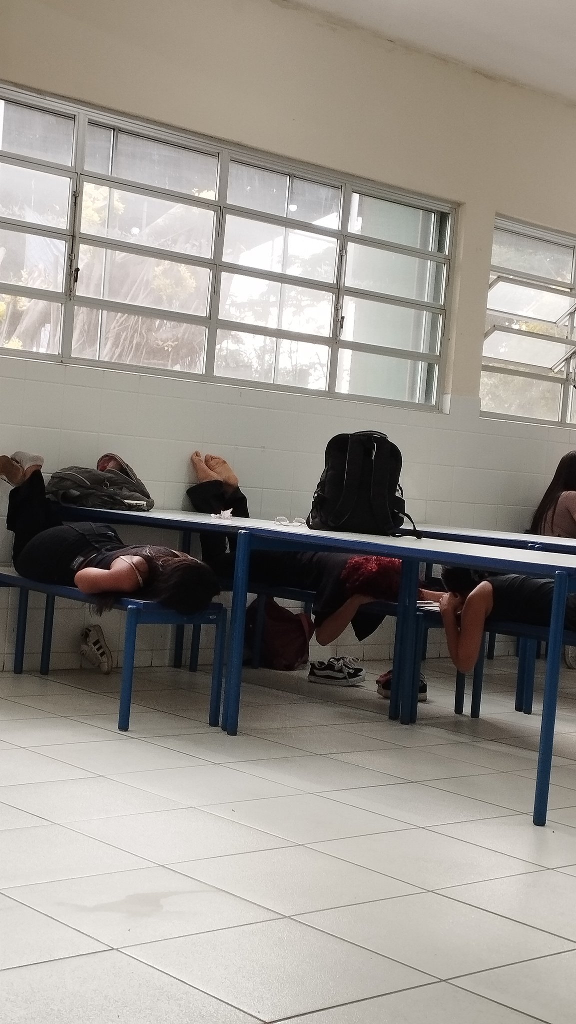 【ネパール人留学生】授業中の寝顔とゲーム動画を投稿「勉強してるのは私だけ」