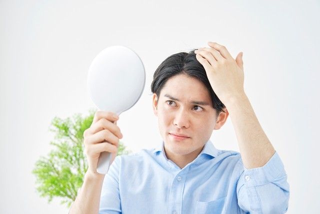 男性の薄毛って、恋愛に関係がある？　女性が思ってしまうことは……｢仕方ない｣｢潔く坊主に｣