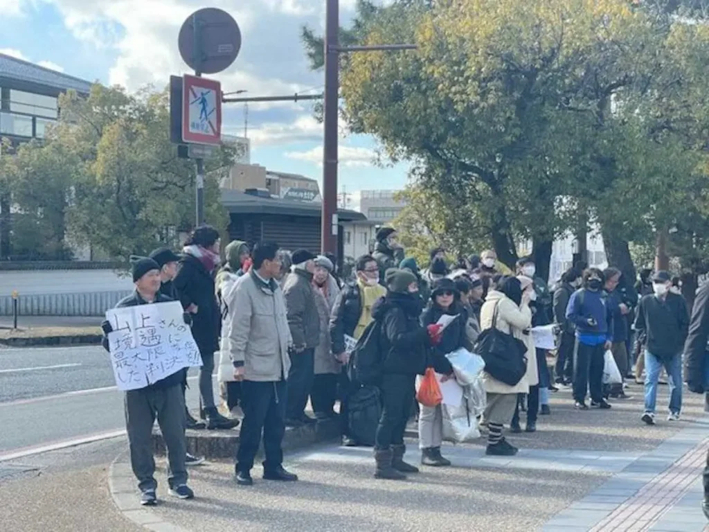 山上徹也被告に無期懲役　奈良地裁前で“シュプレヒコール”あげる人々も　「刑が重すぎる」「控訴して」