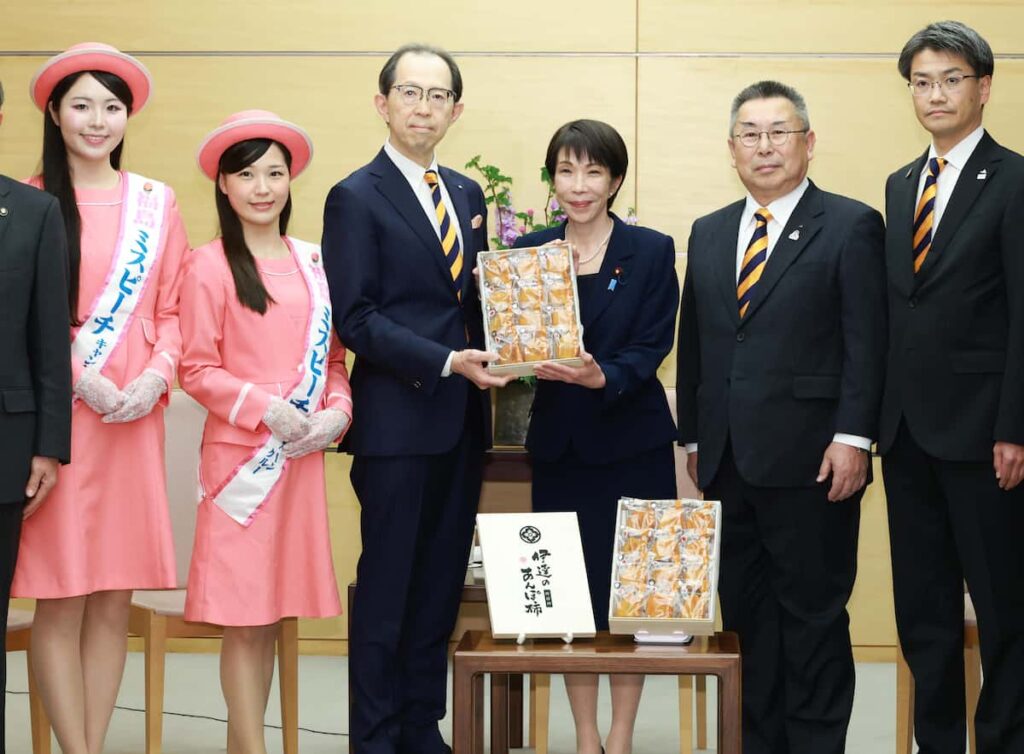 高市首相、福島特産のあんぽ柿ぺろり