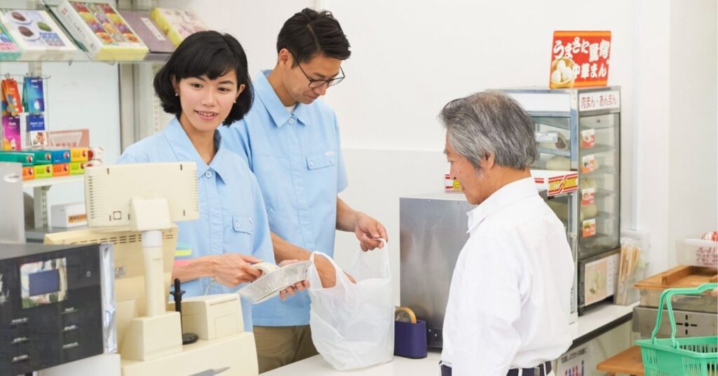 【クイズ】「モタモタするな！」コンビニで丸めたお札を投げつけ暴言を吐く客→グッとこらえて何と言い返す？　(ｺﾗﾑﾆｽﾄ)