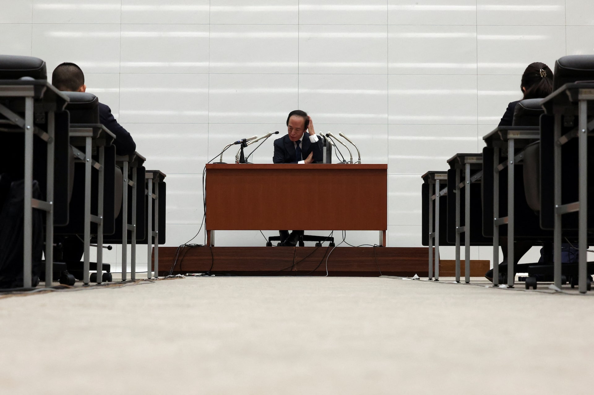 【ロイター】為替介入か、ドルが５分ほどで１５７円前半へと２円弱急落、市場に思惑