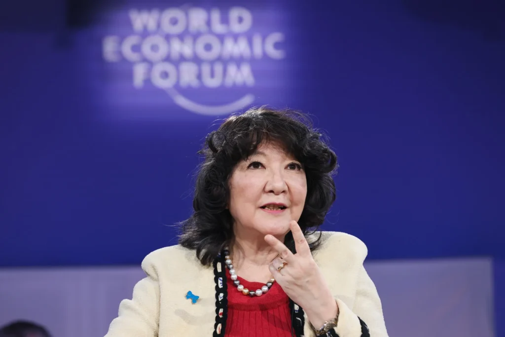 【経済】片山財務相、国債市場の「狼狽ショック収まった」-ダボスで消費減税説明