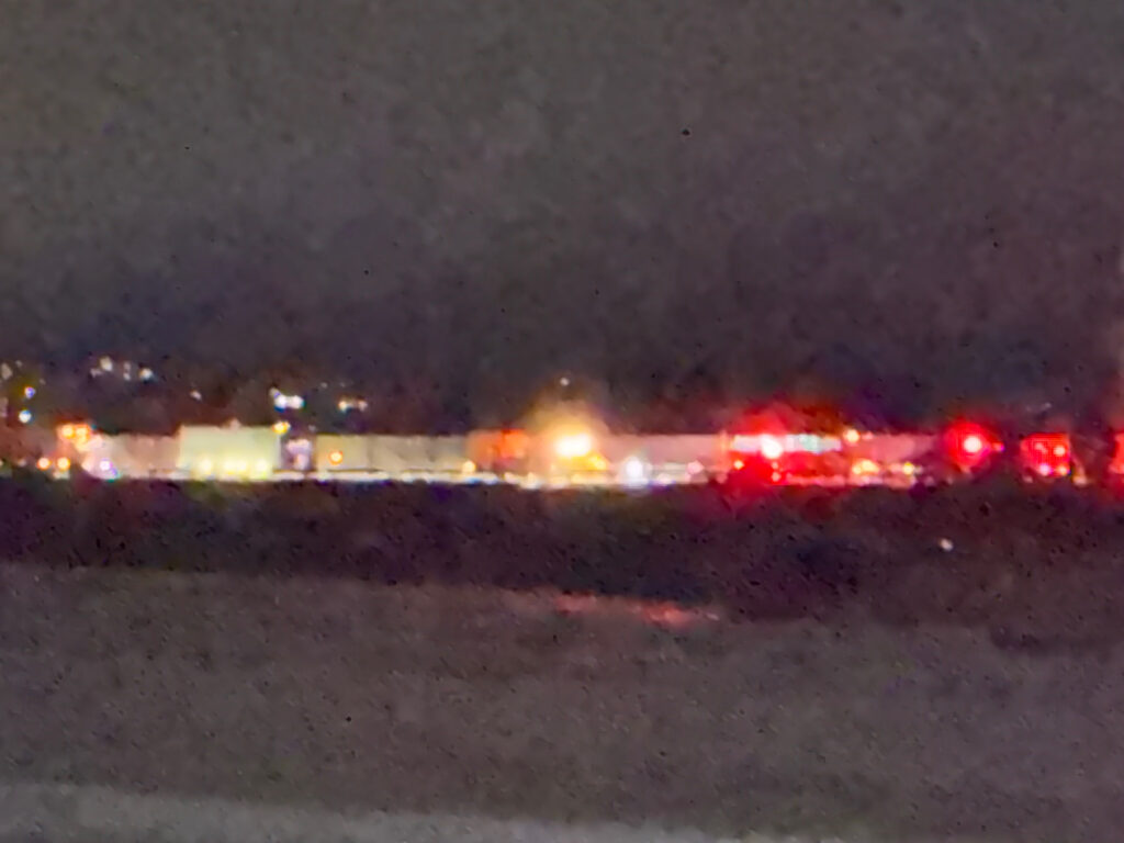 磐越自動車道で大型トレーラーと普通トラックが衝突する事故…女性がトラックから出られなくなる