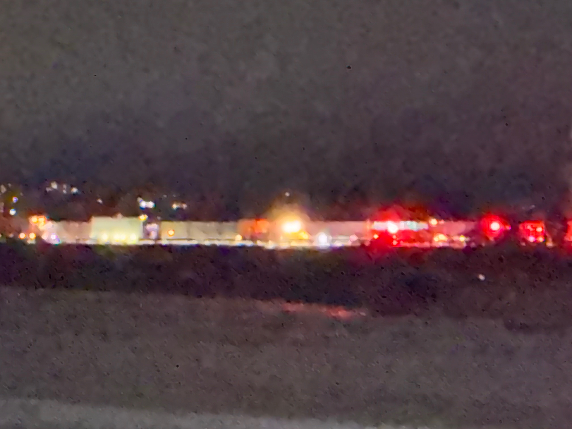 磐越自動車道で大型トレーラーと普通トラックが衝突する事故…女性がトラックから出られなくなる