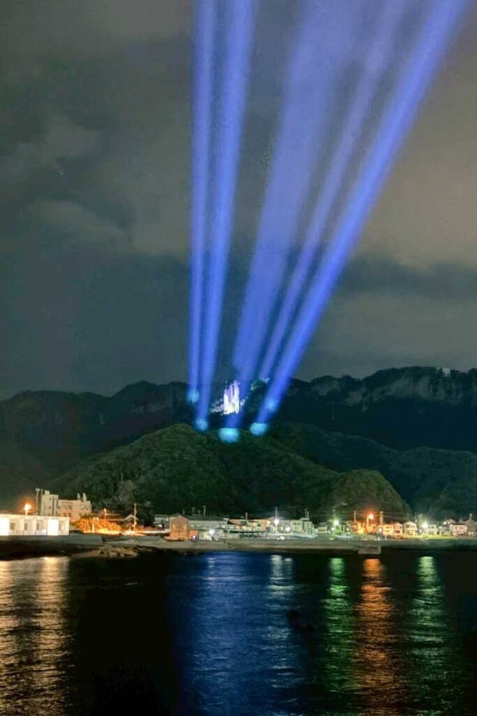 【千葉】「明らかな光害」「中止すべき」　鋸山ラピュタの壁、ライトアップが物議　観光協会は影響否定も「真摯に受け止めております」