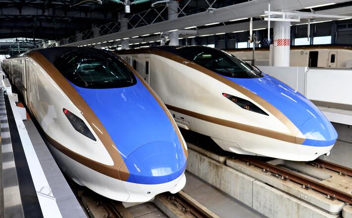 走行中の北陸新幹線「はくたか５６６号」、荷棚に置かれた外国人客のスーツケースが女性客の頭に落下…糸魚川駅で発車２２分遅れる