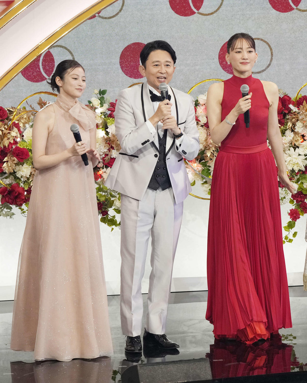 【紅白】aespa熱唱後に広島出身の有吉弘行＆綾瀬はるかの声がけなしにＸ反応→意見続々