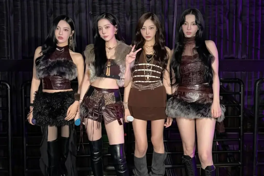 《有吉は“真顔”に》aespa『紅白』でNHKアナが曲紹介、司会陣との交流もナシ…きのこ雲ランプ騒動で異例の“隔離対応”