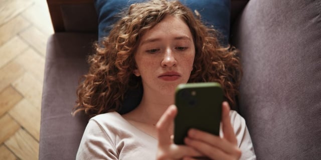 米国、ホワイトカラーよりブルーカラーが重視される社会になってしまう、AIの影響で25年大卒者は就職難に直面