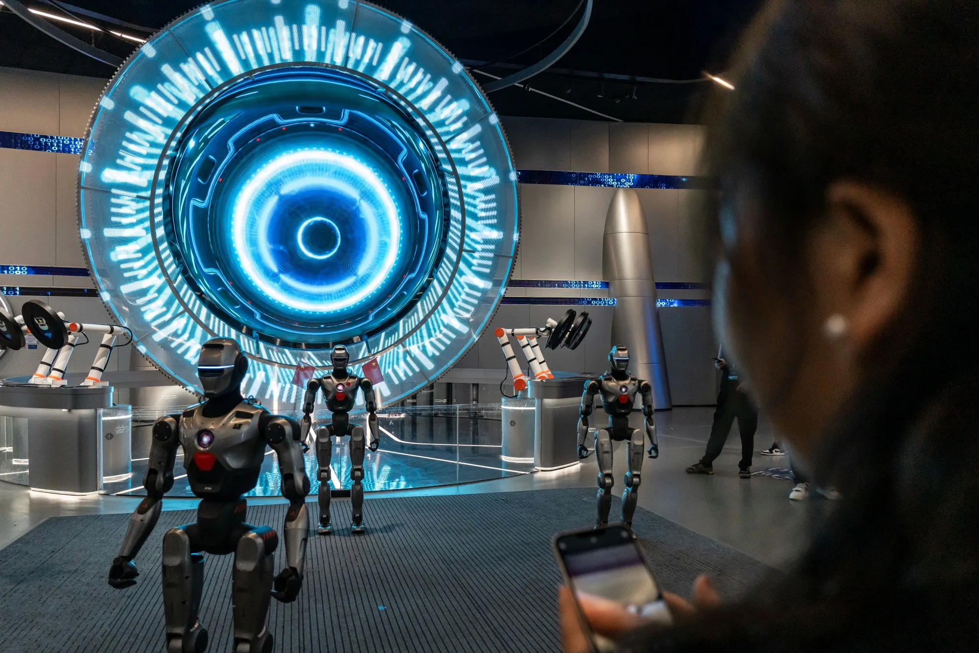 【中国】「人のようなAI」利用規制強化へ－社会主義的価値観も要求