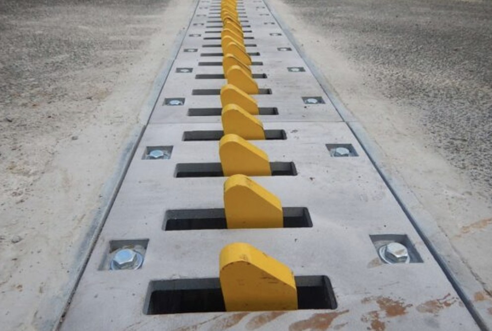 海外「逆走車は容赦なくパンクさせる」　日本「ちょっとガタっとさせるだけで気づくでしょ」