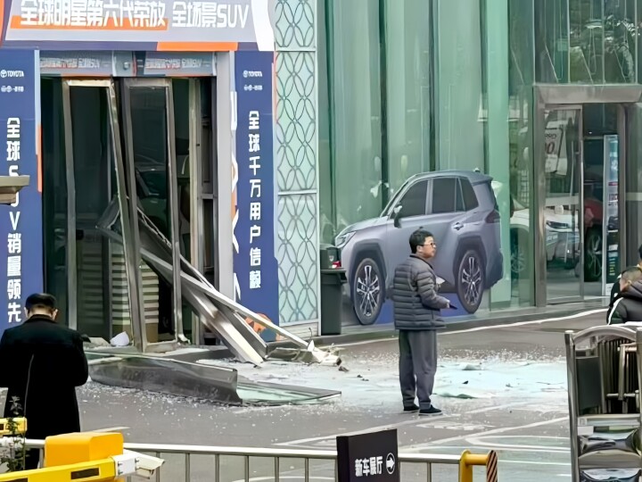 トヨタ販売店前で男が体にくくりつけた爆薬を爆発させて死亡、4人けが―中国
