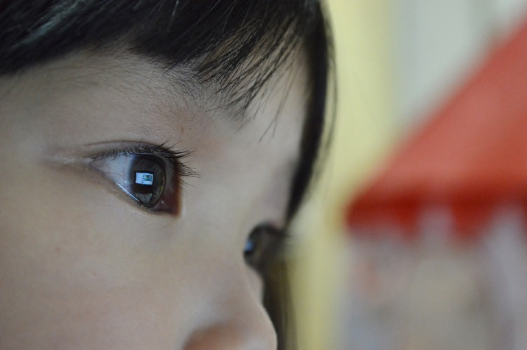 【怖い報】子供の「斜視」、急増し始める・・・【スマホ】