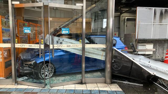 【大阪・難波】「車がなんばCITYに突っ込んでいる!」商業施設に車突っ込み1人ケガ