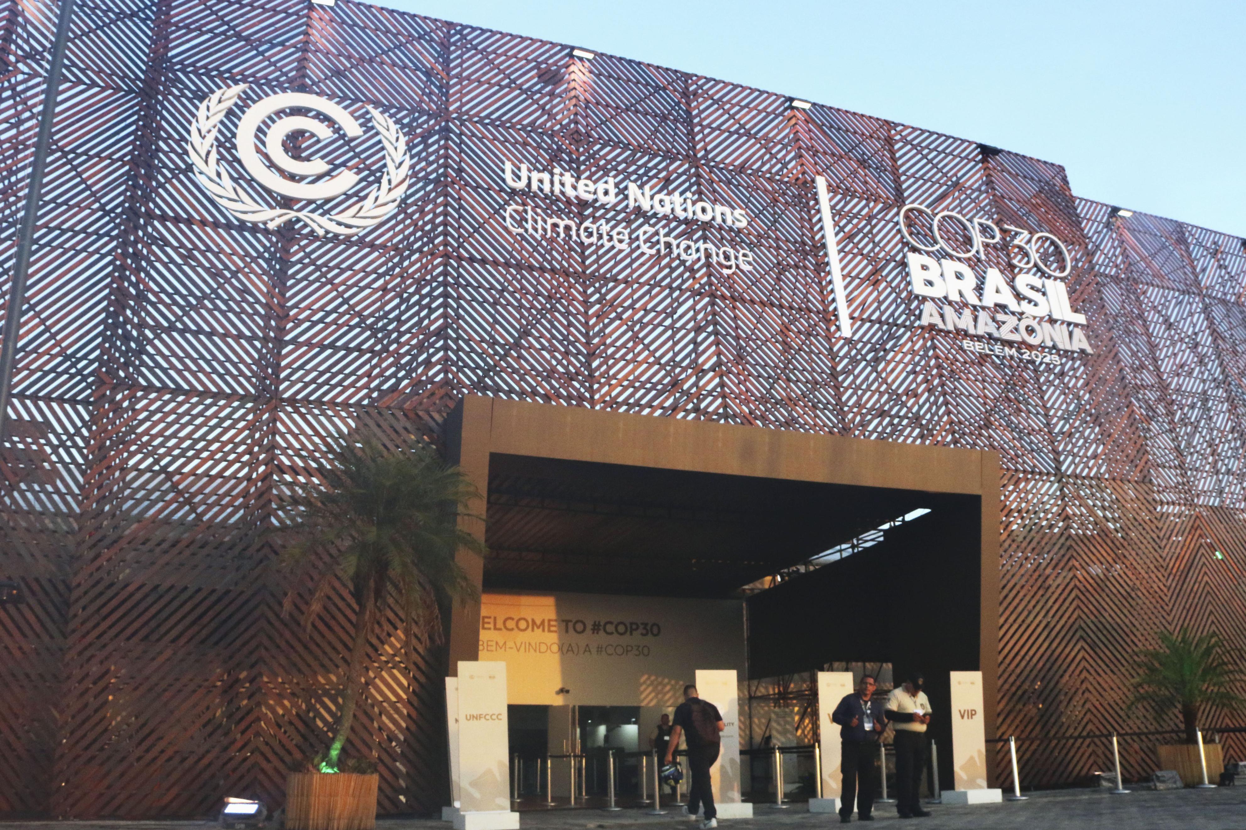 【COP30】1.5度目標「加速」合意　化石燃料脱却」見送り、会期延長し議論