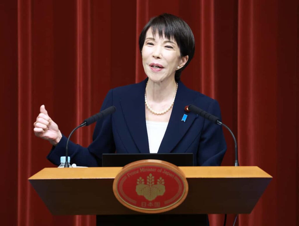 【高市首相、郵政解散で圧勝した小泉元首相と同じ演出】深紅色の幕をバックに衆院解散を表明　通常の青色から一変・・・政権幹部 「小泉氏にあやかって、情熱を示す狙いがあった」