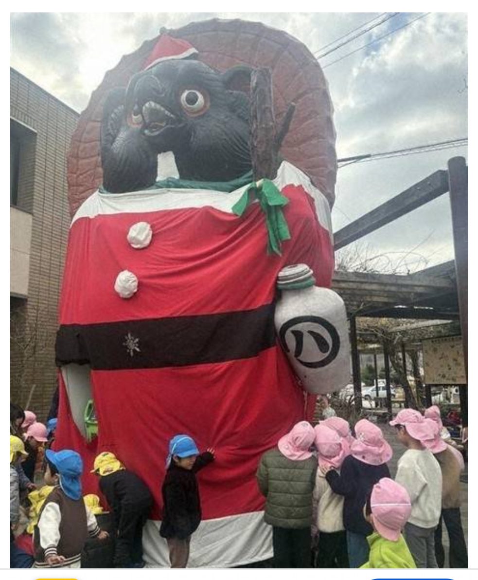 【ほっこりNEWS】高さ5メートル　巨大タヌキがサンタクロースに変身　滋賀・信楽駅前