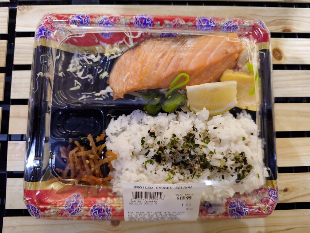 ハワイ、スーパーで390円で売ってそうな不味そうな弁当が2495円もして日本人卒倒