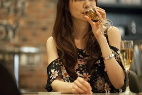 【悲報】21歳女子大学生がバーで泥酔→消防士の男が背負って自宅まで送り性交