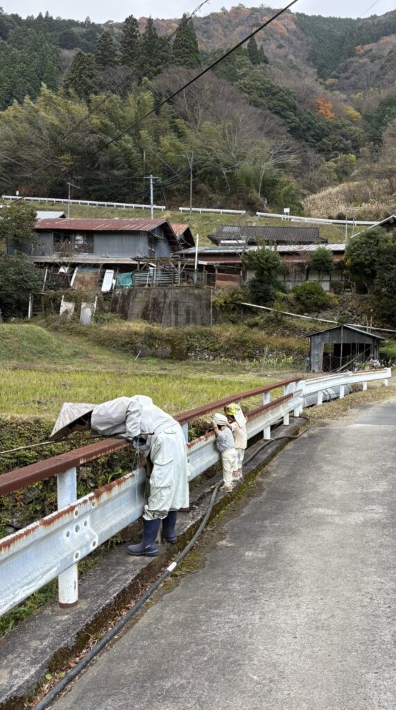 釣り人に道を尋ねようとしたら……カカシだった